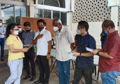 20220108《巴生中总与直落昂厂商公会联办赈灾行动》为巴生直落昂送暖